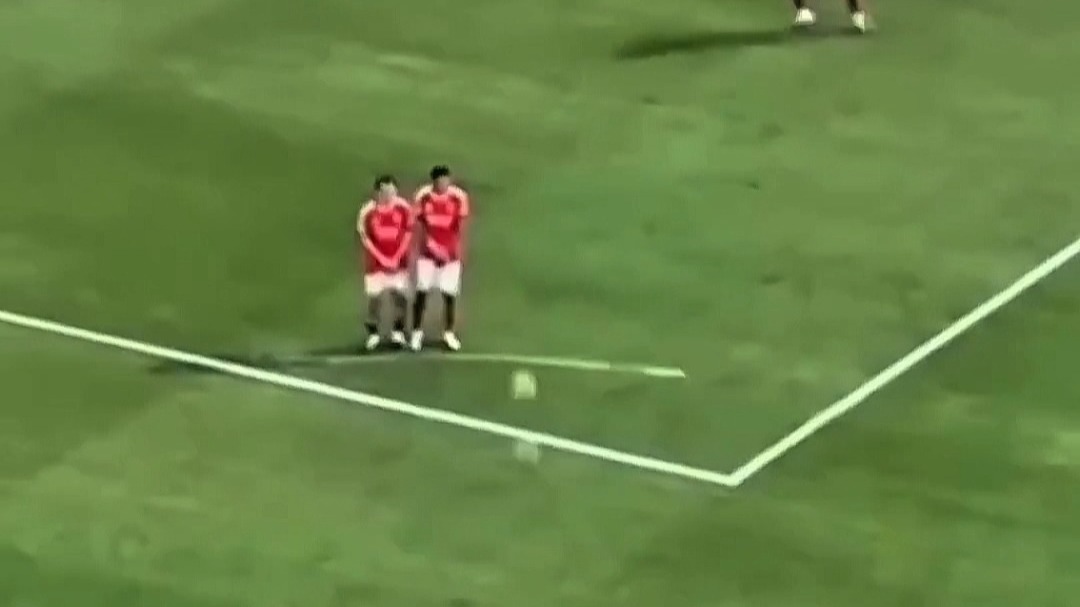 奇异果体育-詹姆斯重返赛场，持续失利首场状态出色，切尔西观众沸腾！