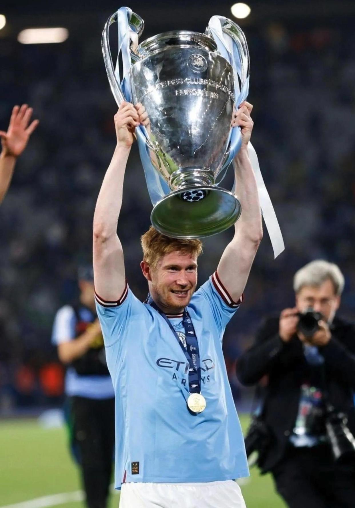 奇异果-德布劳内迎来十五赛季出色发挥，巴黎圣日耳曼观众热烈欢呼！